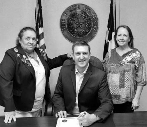 Joined by two members of the Trammel’s Trace Chapter of the Daughters of the American Revolution (DAR), Traci Jones (left), Regent Trammel’s Trace chapter and Carolyn Addington, Vice Regent Trammel’s Trace chapter, Mayor Travis Ransom of Atlanta iss Mayor honors Constitution with signed proclamation