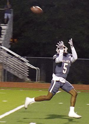Atlanta receiver DC Range gets behind the defense by a mile and strides into the endzone for a touchdown in Atlanta’s 71-40 thrashing of White Oak. Photo by NEIL ABELES Atlanta burns White Oak 71-40 in first district tilt
