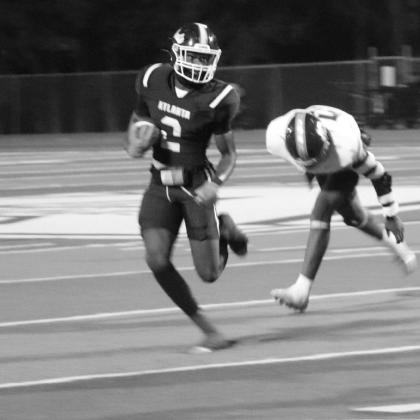 Deandre Simmons takes the ball and looks for a seam en route to the endzone.