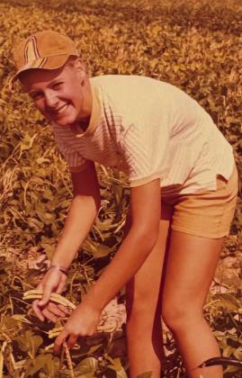 Carmen picking peas (past generation) Carmen picking peas (past generation)